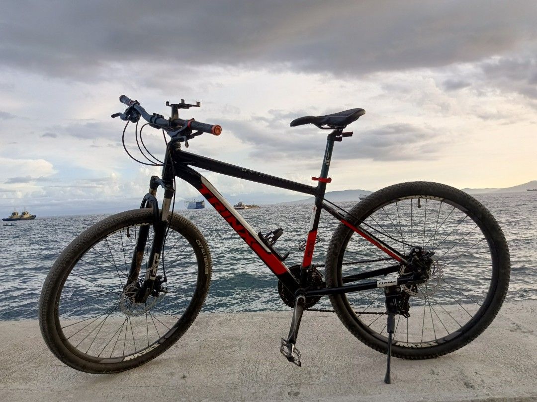 TRINX 27.5 MTB (Category: Bicycles) located in Manila. Submitted by christianv37800 (Listing ID 1362065102, Image 1). Description: Trinx M600 Mountain Bike (27.5) ‼️5500, NEGOTIABLE‼️ FOR SALE PWEDE RING SWAP SA GRAVEL BIKE Issues: - Paint chips - Rusting handle bar and suspension fork - Suspension fork naglock out na - Pinalitan ng mechanical brakes yung stock hydraulic brakes. Meetup only: Batangas City pwede ring Parañaque City.
