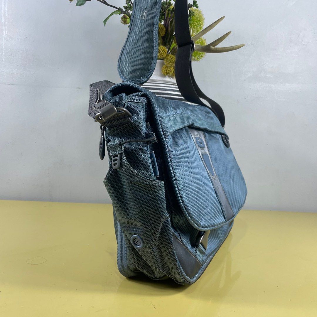 TUMI TECH 2000 MESSENGER LAPTOP BAG (Category: Laptop Bags & Sleeves) located in Manila. Submitted by revise.ph_ (Listing ID 1362116881, Image 3). Description: TUMI TECH 2000 MESSENGER LAPTOP BAG Made in Dimension Length/Height:11 Width:17 Side Width:4 issue:NONE Price:5,500 Free shipping via JNT.