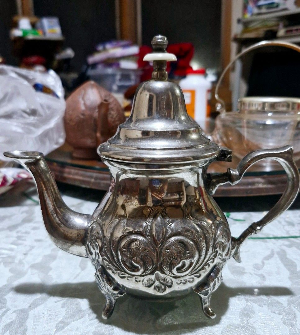Vintage teapot (Category: Coffee & Tea Tableware) located in Quezon City. Submitted by belikabim2014 (Listing ID 1362118327, Image 2). Description: 7 inches tall 8 inches wide selling as is Buyer books courier No COD/shipout Novaliches location.