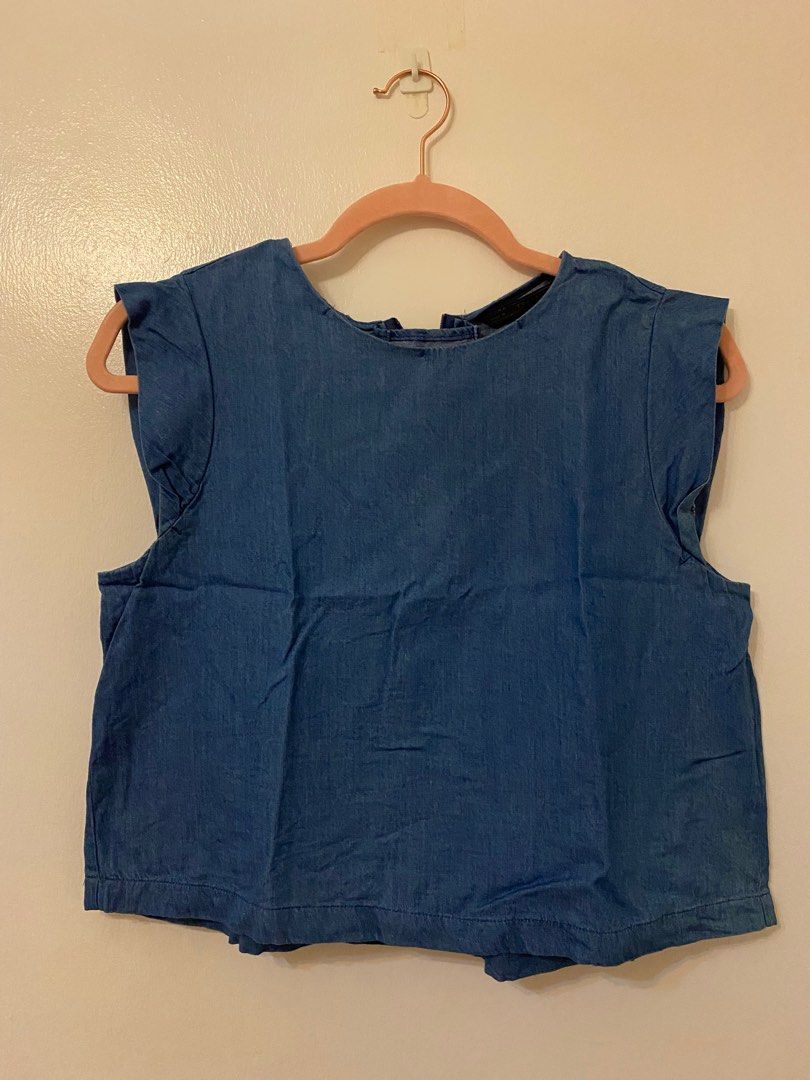 Zara Trafaluc Denim Like Top (Category: Sleeveless) located in Taguig. Submitted by prelovedyard_ph (Listing ID 1362054445, Image 1). Description: Medium on tag but runs small, fits XS-S With zipper at the back Lowballers will not be entertained / responded to. Thank you for your understanding. No returns/refunds ❌ Shipping out from Taguig or Makati Delivery Options: - Free within BGC and select parts of Makati (please send me a message to confir