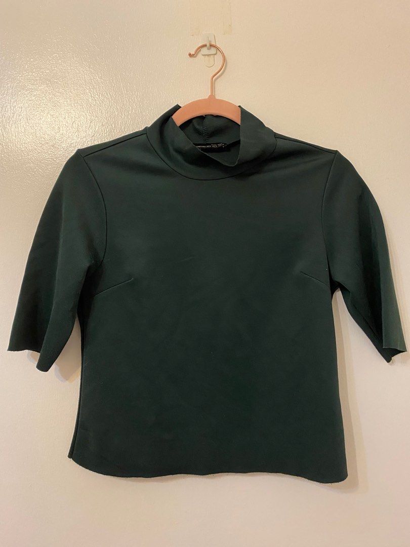 Zara Turtle Neck 3/4 Sleeves Top (Category: Longsleeves) located in Taguig. Submitted by prelovedyard_ph (Listing ID 1362076738, Image 1). Description: Color: emerald green Size: Small but can fit XS Flaw: fluff (himulmol) in the back. Please manage your expectations. No returns / refunds. ❌ Lowballers will not be entertained / responded to. Thank you for your understanding. Shipping out from Taguig or Makati Delivery Options: - Free within BGC a