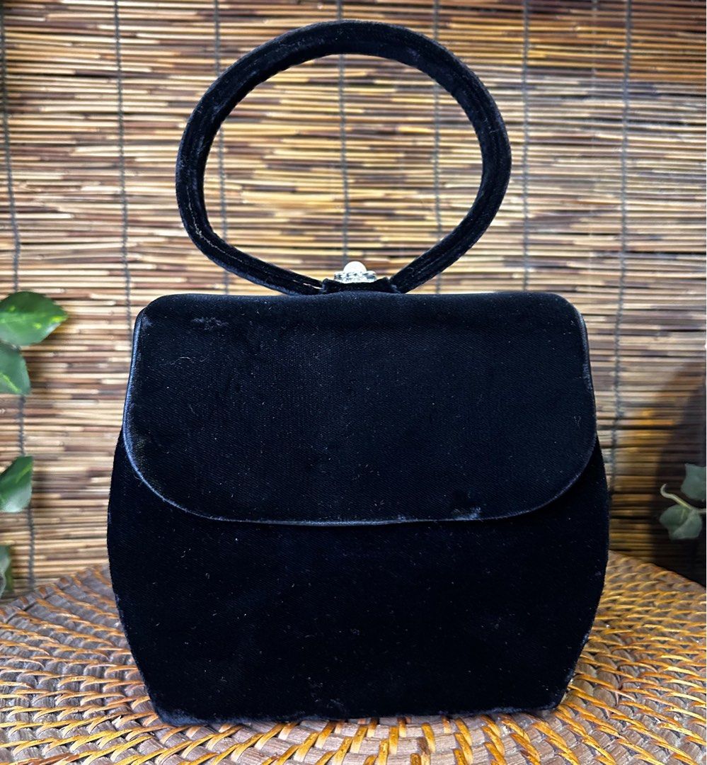 🇯🇵 SUEDE structured bag. small handbag (Category: Luxury Bags & Wallets) located in Quezon City. Submitted by whatsinmyclosett (Listing ID 1362241690, Image 1). Description: ☑️Item in Japan ☑️Vintage ☑️ 15 X 16 CM ☑️Good Condition 🔴manage your expectations this is Second hand / Vintage Item Hindi Brand new Binibili mo. 🔴 normal sign of ussage. Pls check the photos tinuto ko mga pressmarks Cute ang bag. Photos upload is walang filter pa check 