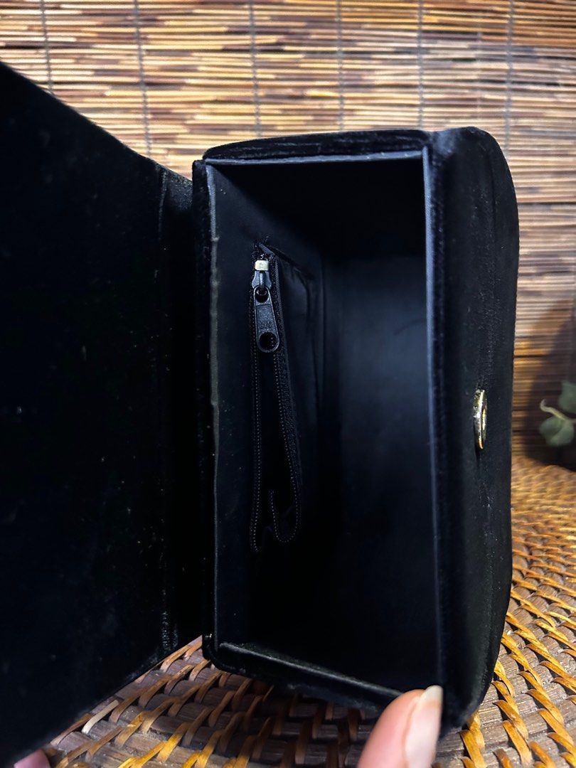 🇯🇵 SUEDE structured bag. small handbag (Category: Luxury Bags & Wallets) located in Quezon City. Submitted by whatsinmyclosett (Listing ID 1362241690, Image 3). Description: ☑️Item in Japan ☑️Vintage ☑️ 15 X 16 CM ☑️Good Condition 🔴manage your expectations this is Second hand / Vintage Item Hindi Brand new Binibili mo. 🔴 normal sign of ussage. Pls check the photos tinuto ko mga pressmarks Cute ang bag. Photos upload is walang filter pa check 