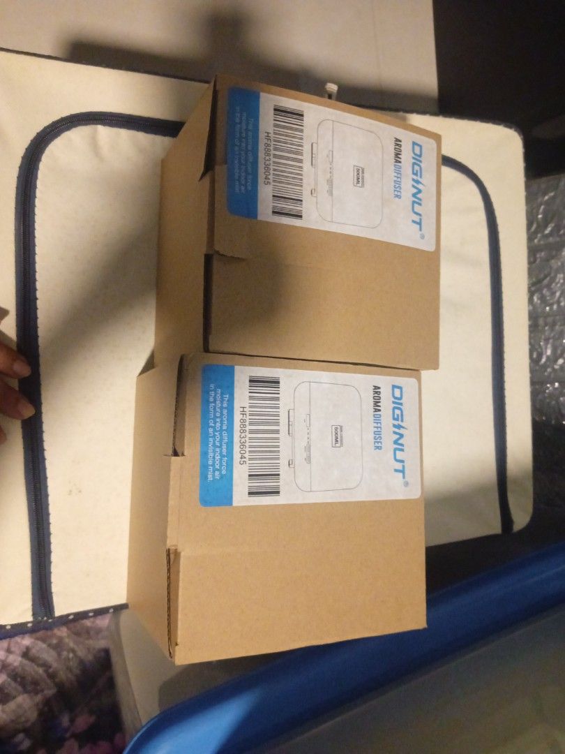 Amoma diffuser (Category: Air Purifiers & Dehumidifiers) located in Singapore. Submitted by harryanto_roslan916 (Listing ID 1362239441, Image 1). Description: to help the house nice smell. And 2 for $30.