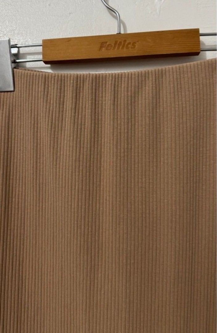 Authentic Zara Rib Knit Maxi Skirt (Category: Skirts) located in Paranaque City. Submitted by alexislibera (Listing ID 1362249230, Image 3). Description: Med on tag. can fit up to 32 waist. RFS: Funds for my medication.