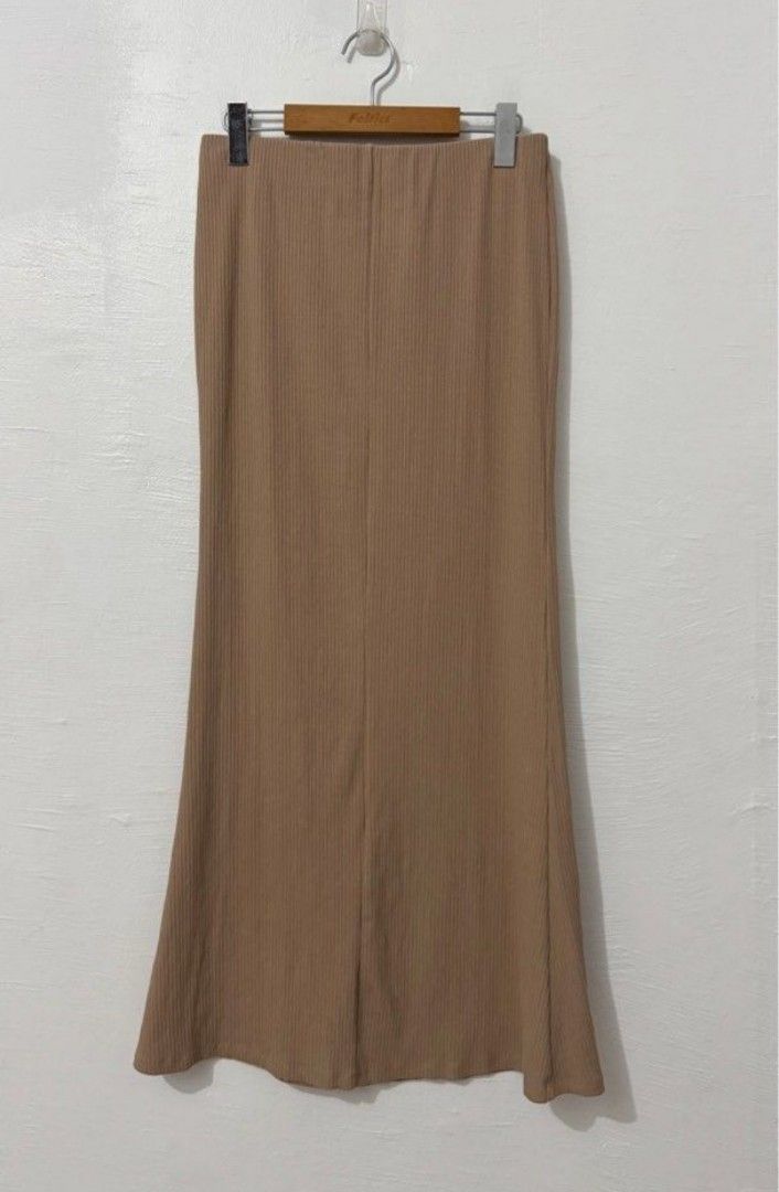Authentic Zara Rib Knit Maxi Skirt (Category: Skirts) located in Paranaque City. Submitted by alexislibera (Listing ID 1362249230, Image 2). Description: Med on tag. can fit up to 32 waist. RFS: Funds for my medication.