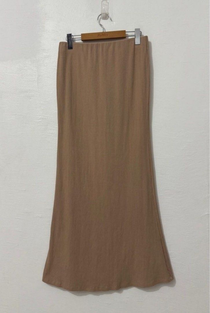 Authentic Zara Rib Knit Maxi Skirt (Category: Skirts) located in Paranaque City. Submitted by alexislibera (Listing ID 1362249230, Image 1). Description: Med on tag. can fit up to 32 waist. RFS: Funds for my medication.