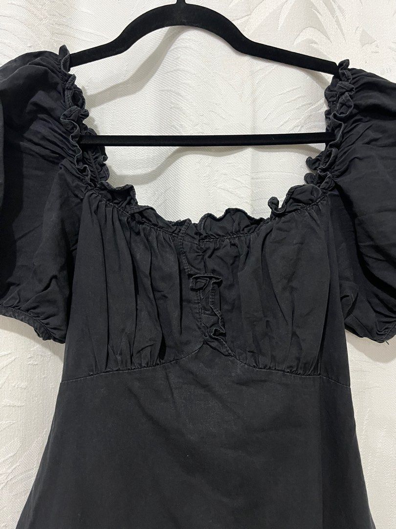 Black Dress with Puffy Shoulders (Category: Dresses) located in Mandaluyong City. Submitted by mauseu (Listing ID 1362252149, Image 2). Description: Black dress with ribbon tie and scrunch detail at the back. Can send when-worn photos at request. RFS: Don't wear anymore and decluttering. .