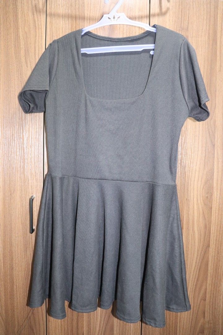 Black Short Sleeves Dress (Category: Dresses) located in Cavite. Submitted by trishadvb (Listing ID 1362233079, Image 1). Description: Fits Small to Medium Black Short Sleeves Dress.