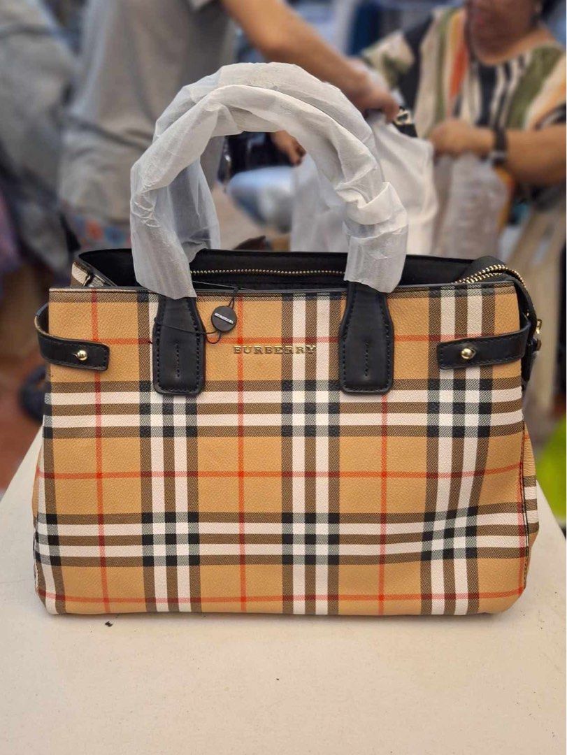BURBERRY BANNER TOTE BAG (Category: Luxury Bags & Wallets) located in Quezon City. Submitted by bimbohazeee (Listing ID 1362298564, Image 2). Description: BURBERRY PREMIUM BANNER TOTE BAG✨ 2.5k brandnew.