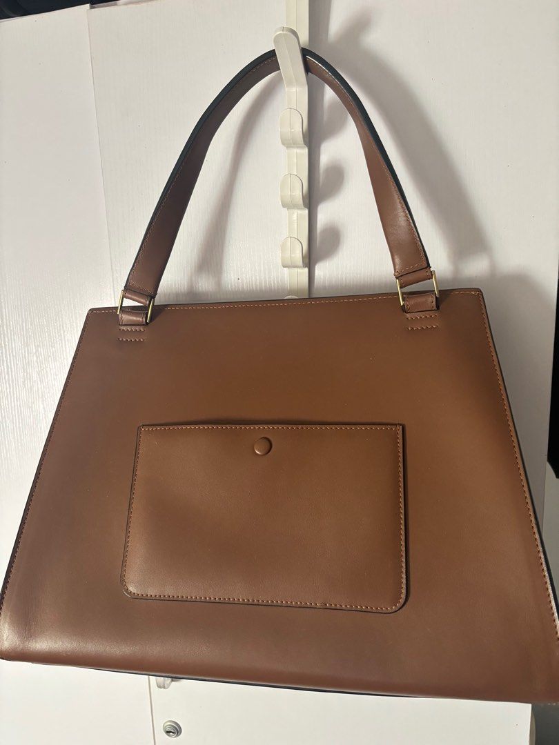 Celine edge bag (Category: Luxury Bags & Wallets) located in Makati City. Submitted by bravelion_cea1db (Listing ID 1362234873, Image 3). Description: Celine edge large bag Brown color RFS : decluttering 09338608996.