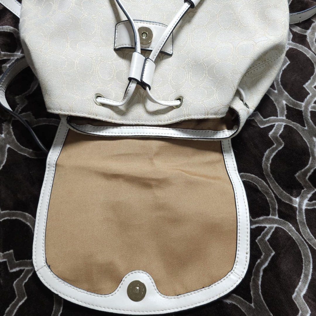 Coach Signature Backpack (Category: Luxury Bags & Wallets) located in Manila. Submitted by mahaechn (Listing ID 1362287455, Image 2). Description: ✨ PRELOVED ALERT ✨ Selling my Coach Signature Backpack for only ₱4,500!! Authentic and in excellent condition! ✨ Perfect for: • Everyday wear • School or work essentials • That classic, stylish vibe 💼 Reason for Selling: Decluttering as we’re moving out! 🧹📦 Letting go of some bags I don’t use anymor