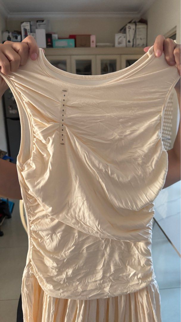 Cream dress - bahan kaos adem (Kategori: Olshop Wanita) berada di Jakarta Barat. Dikirim oleh allthingy.co (ID iklan 1362182319, Gambar 2). Deskripsi: Midi Dress size S bahan mirip” uniqlo enak adem baesic addict merk nya.