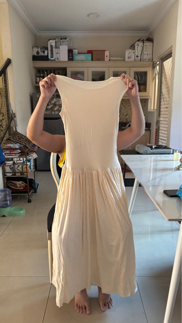 Cream dress - bahan kaos adem (Kategori: Olshop Wanita) berada di Jakarta Barat. Dikirim oleh allthingy.co (ID iklan 1362182319, Gambar 3). Deskripsi: Midi Dress size S bahan mirip” uniqlo enak adem baesic addict merk nya.