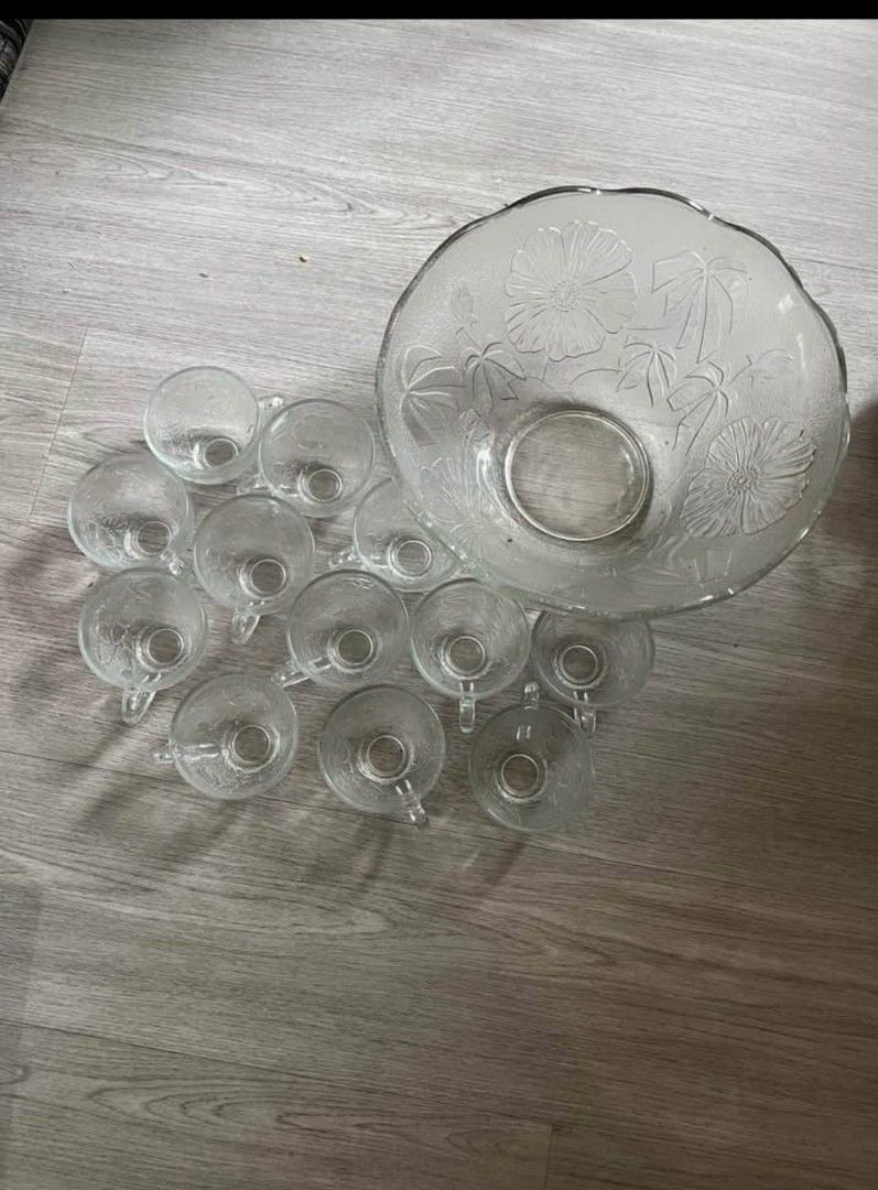 Dessert glassware with cups
