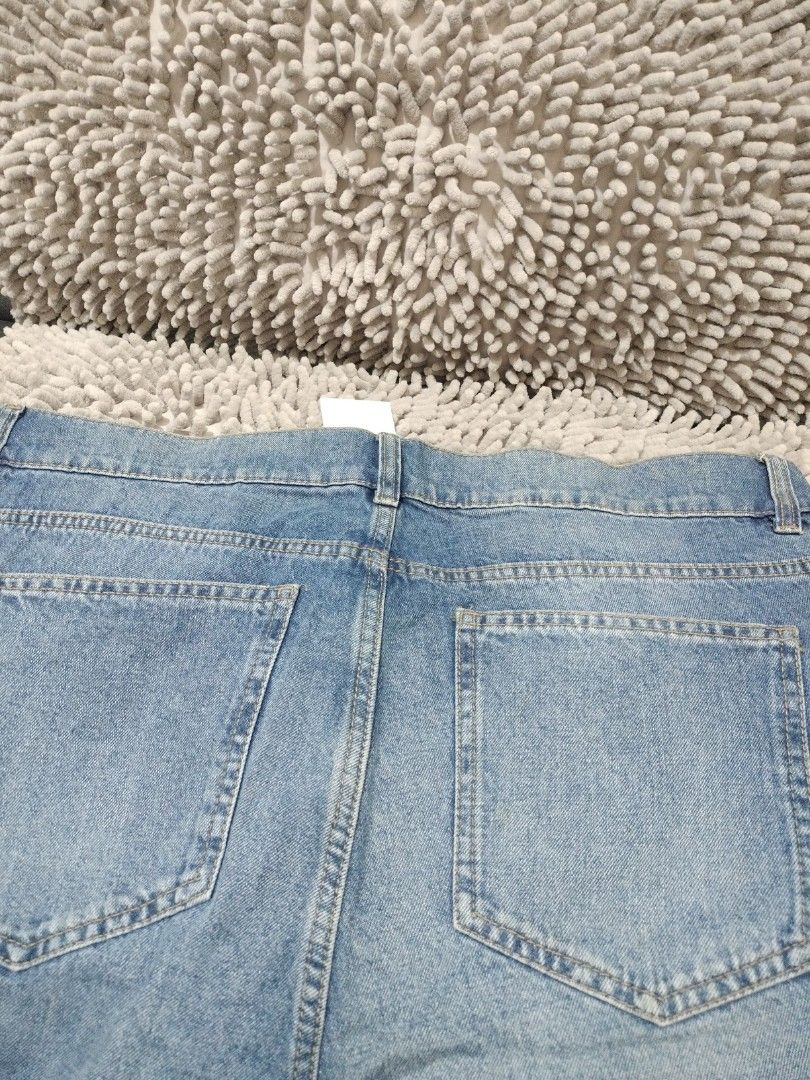 DIVIDED BY H&M DISTRESSED DENIM PANTS (Category: Jeans) located in Mandaluyong City. Submitted by letgoph (Listing ID 1362267577, Image 3). Description: PLEASE READ WITH UNDERSTANDING. BRAND: DIVIDED BY H&M Style: Distressed Denim Pants DEETS: For Men Size: 34 on tag Slim Fit Dimension: 19.5 inches width 42 inches length 7 inches leg holes Color: Light Blue Fabric: Denim BNWT FLAW/S: None INCLUSION: Jeans only REASON FOR LETTING IT GO: Declutteri