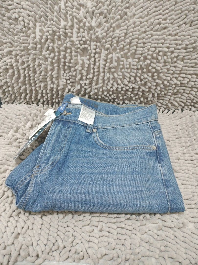 DIVIDED BY H&M DISTRESSED DENIM PANTS (Category: Jeans) located in Mandaluyong City. Submitted by letgoph (Listing ID 1362267577, Image 1). Description: PLEASE READ WITH UNDERSTANDING. BRAND: DIVIDED BY H&M Style: Distressed Denim Pants DEETS: For Men Size: 34 on tag Slim Fit Dimension: 19.5 inches width 42 inches length 7 inches leg holes Color: Light Blue Fabric: Denim BNWT FLAW/S: None INCLUSION: Jeans only REASON FOR LETTING IT GO: Declutteri