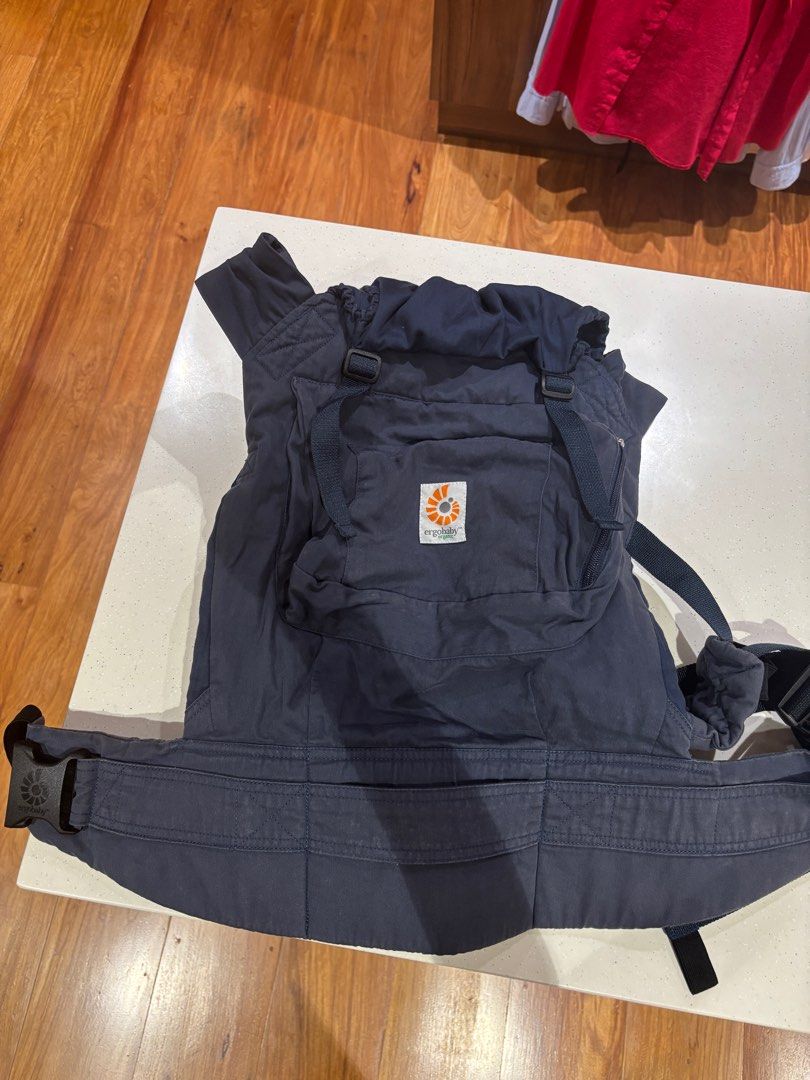 Ergobaby Organic Carrier (Category: Carriers & Slings) located in Quezon City. Submitted by bingbnb (Listing ID 1362141509, Image 1). Description: Slight discoloration but works well Decluttering.