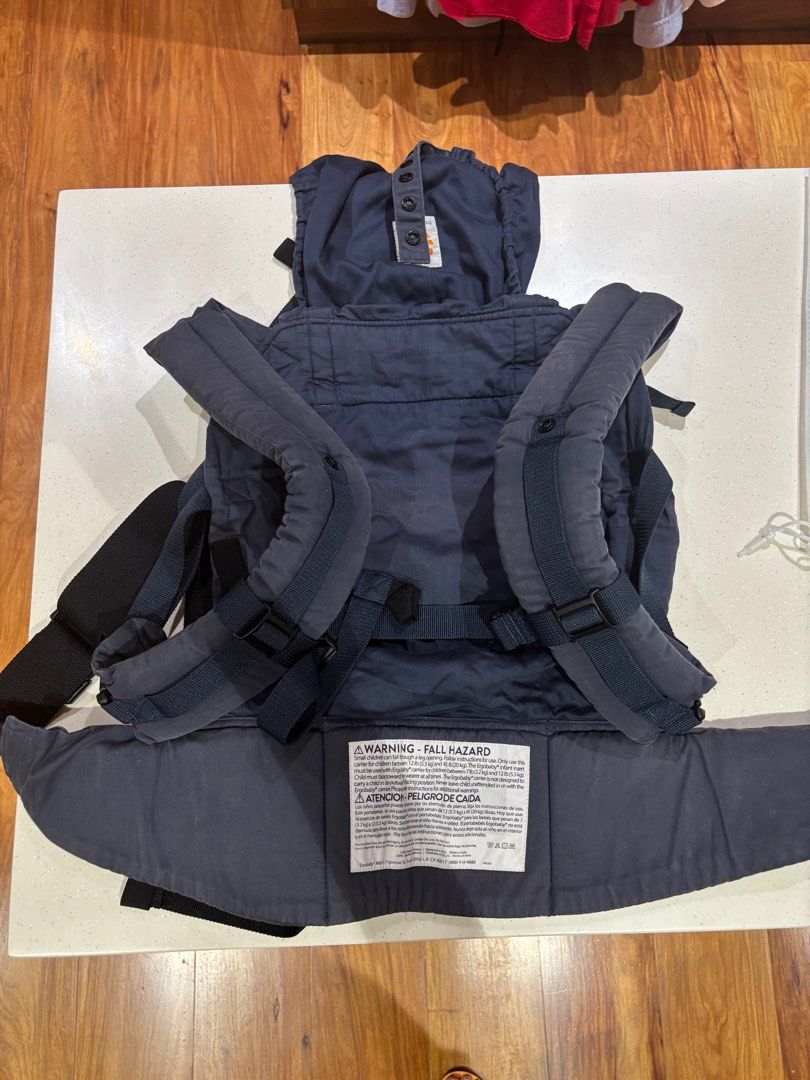 Ergobaby Organic Carrier (Category: Carriers & Slings) located in Quezon City. Submitted by bingbnb (Listing ID 1362141509, Image 3). Description: Slight discoloration but works well Decluttering.