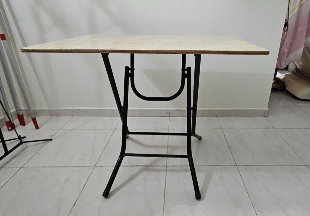 Foldable Table (Category: Tables & Sets) located in Singapore. Submitted by boonhwee (Listing ID 1362188673, Image 3). Description: Table is very very nice and good condition..