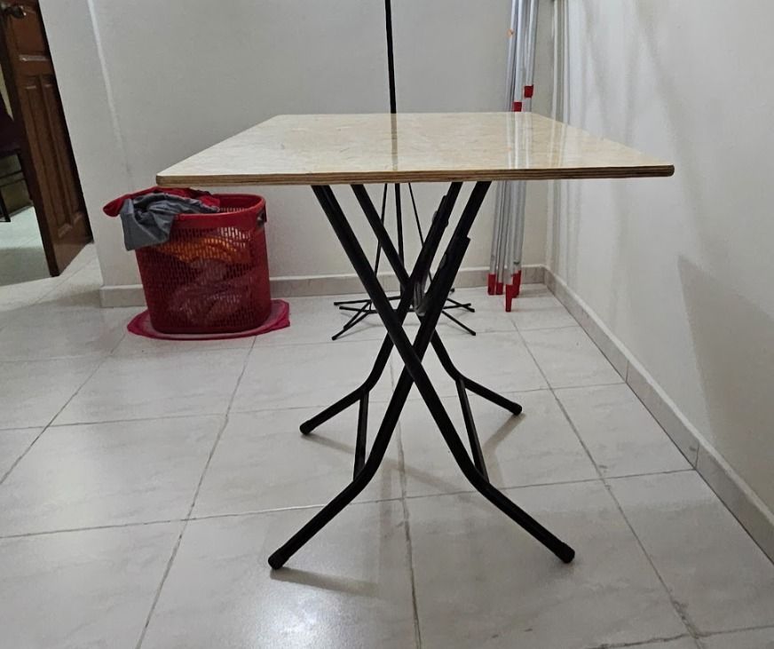 Foldable Table (Category: Tables & Sets) located in Singapore. Submitted by boonhwee (Listing ID 1362188673, Image 2). Description: Table is very very nice and good condition..