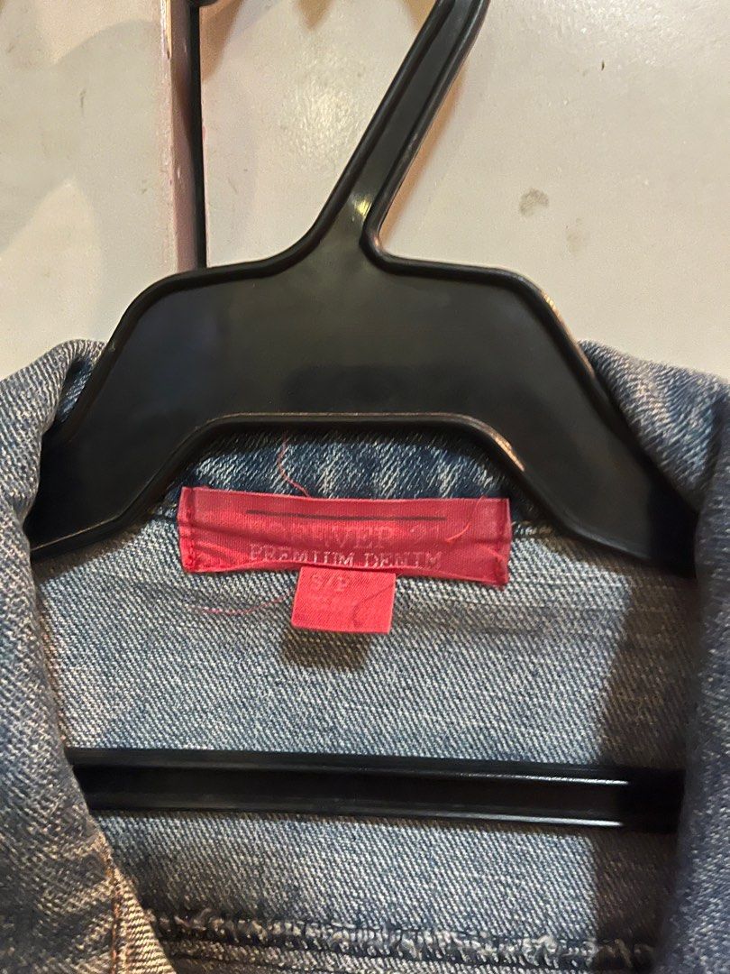 Forever21 Cropped Denim Jacket in S (Category: Coats, Jackets and Outerwear) located in Mandaluyong City. Submitted by blueliberationnotes (Listing ID 1362229346, Image 2). Description: .