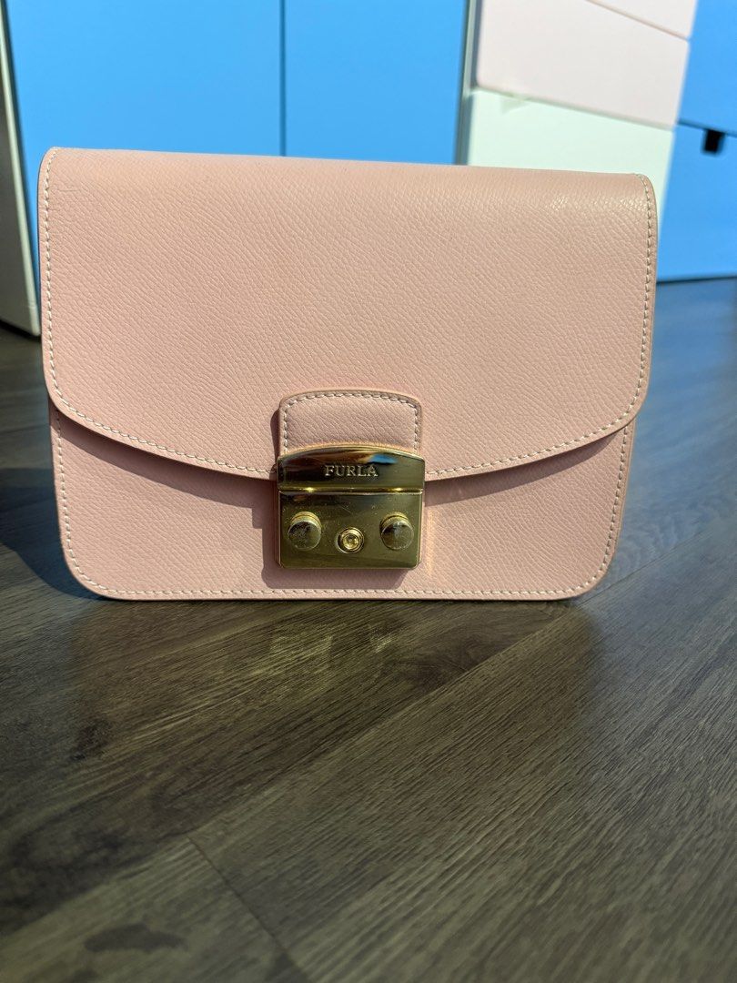 Furla sling bag (Category: Bags & Wallets) located in Singapore. Submitted by cyndiyeap87824 (Listing ID 1362281631, Image 1). Description: Furla sling bag in light pink.