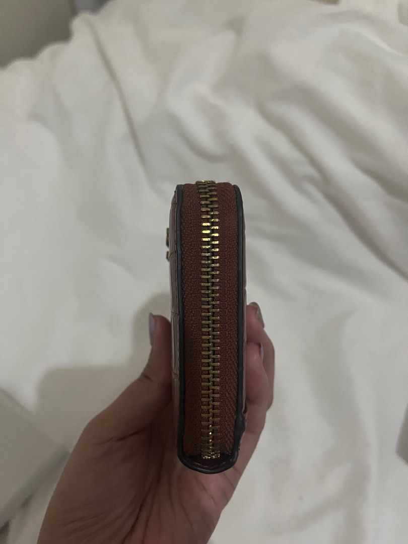 Guess Wallet (Category: Wallets & Card holders) located in Manila. Submitted by msmarison (Listing ID 1362221228, Image 2). Description: Selling my pre-owned Guess Wallet With original box No issue bagong bago pa I bought it last 2024 lang for 2,500 pesos. 💌 Dm for more info or sa ig: msmarison .