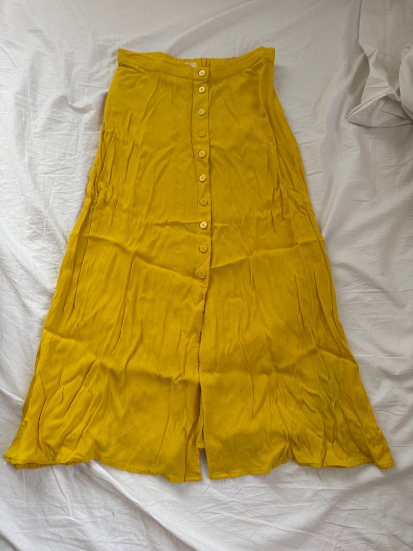 H&M Yellow Maxi skirt (Category: Skirts) located in Las Pinas. Submitted by tbclo (Listing ID 1362229130, Image 1). Description: .