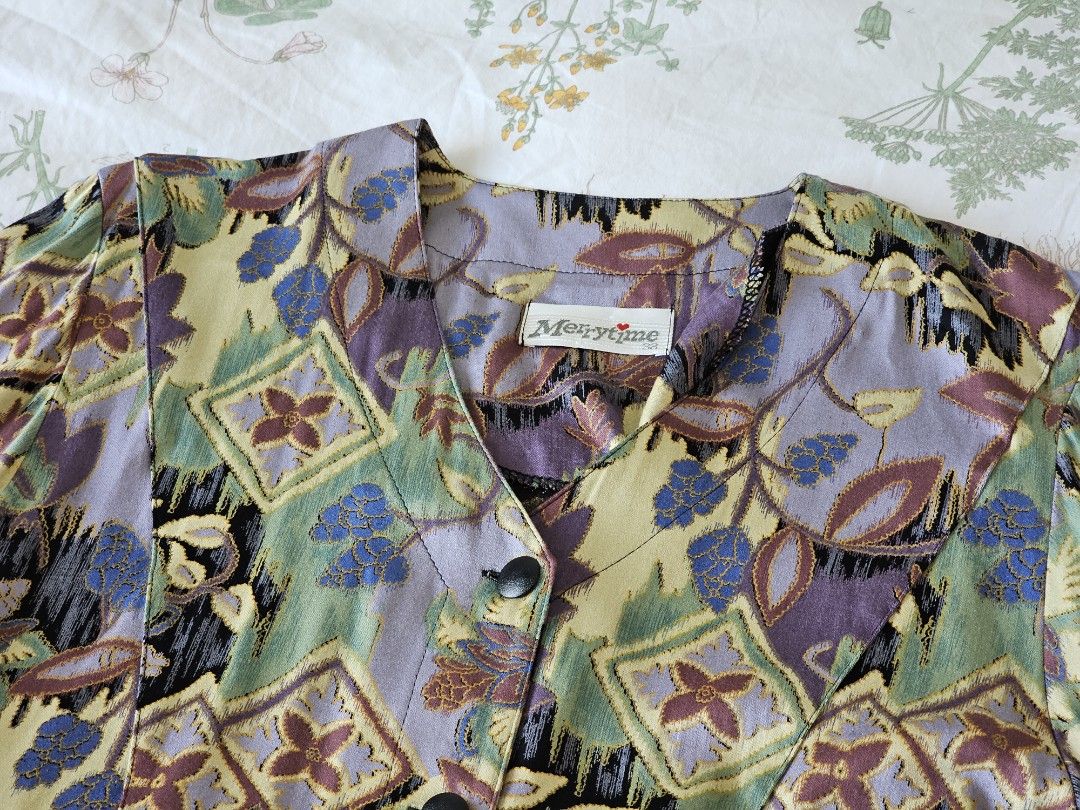 japanese vintage retro floral blouse (Category: Blouses) located in Singapore. Submitted by minhollys (Listing ID 1362210523, Image 2). Description: a top i got as an impulse buy from a thrift/vintage store in osaka, not really my style so i don't reach for it! very lightweight and smooth material.