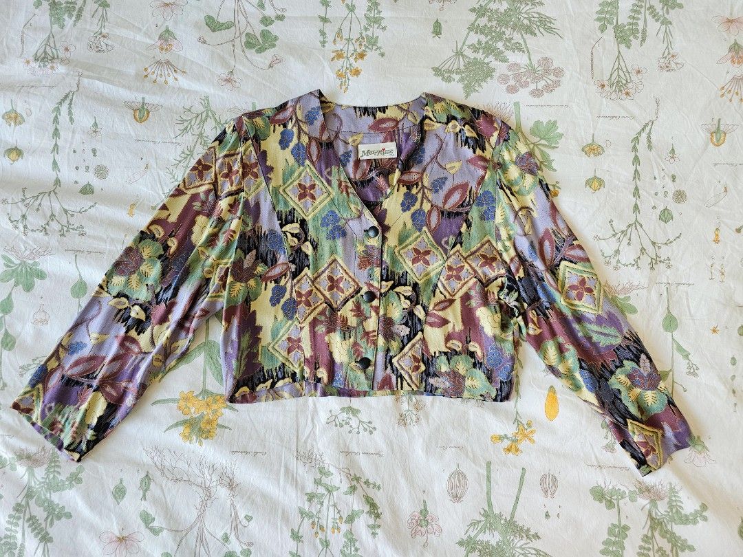 japanese vintage retro floral blouse (Category: Blouses) located in Singapore. Submitted by minhollys (Listing ID 1362210523, Image 1). Description: a top i got as an impulse buy from a thrift/vintage store in osaka, not really my style so i don't reach for it! very lightweight and smooth material.