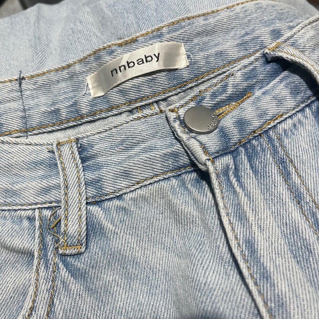 Light blue denim mom jeans 28” (Category: Jeans) located in Mandaluyong City. Submitted by izynaaa (Listing ID 1362188724, Image 2). Description: waist - 28” length -40”.