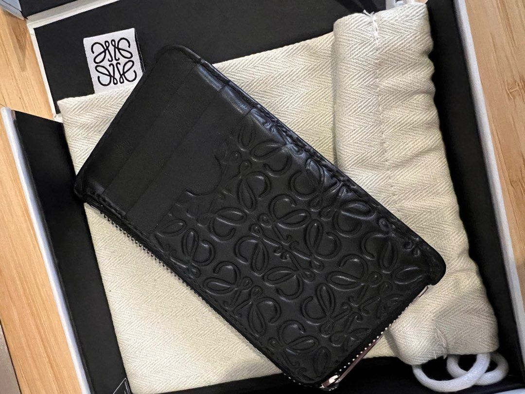 Loewe Embosse Coin Card Case (Category: Luxury Bags & Wallets) located in Las Pinas. Submitted by luxuryclosetbycamz (Listing ID 1362143672, Image 1). Description: Preloved from Japan,serial code visible. Rank:8.5/10 3 card slots and a coin pocket Made in Spain ✅100% Authentic Money Back Guarantee ✅Box and Loewe dust cover ✅Video call and meet up is ok. .