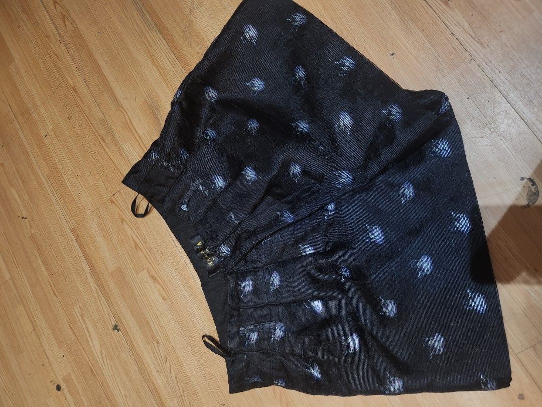 MALAYA black shorts with floral pattern (Category: Shorts) located in Manila. Submitted by pintarest (Listing ID 1362270791, Image 1). Description: Never worn.