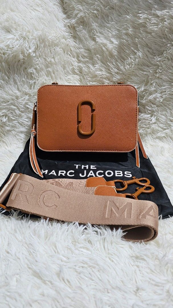 MARC JACOBS SNAPSHOT (Category: Luxury Bags & Wallets) located in Bulacan. Submitted by misyeljane (Listing ID 1362220286, Image 1). Description: MARC JACOBS SNAPSHOT WITH TOP HANDLE WITH DUSTBAG MADE IN VIETNAM JAPAN SOURCE PM FOR MORE INFO..
