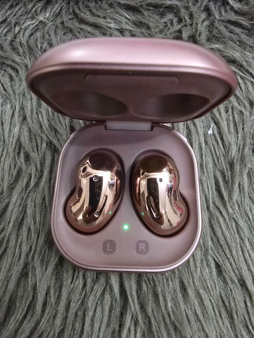 ORIGINAL SAMSUNG BUDS LIVE (Category: Earphones) located in Valenzuela. Submitted by mluck (Listing ID 1362266225, Image 3). Description: .