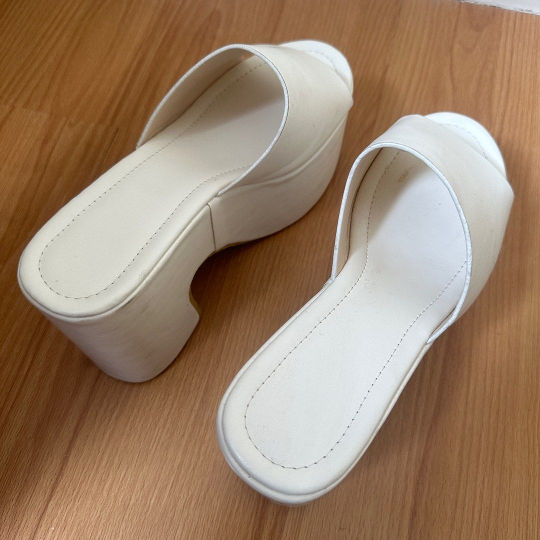 Platform shoes white no brand (Category: Wedges) located in Marikina City. Submitted by rexterandrew (Listing ID 1362137622, Image 2). Description: Size 39 Bought in s app Used only once for an event Item is in marikina See screenshot for price Size 39.