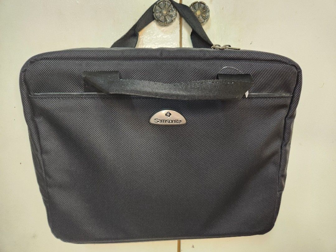 Samsonite laptop briefcase (Category: Briefcases) located in Taguig. Submitted by starbucksph (Listing ID 1362138949, Image 1). Description: authentic Samsonite, lightweight unused briefcase no flaws fits up tp 15in laptop.