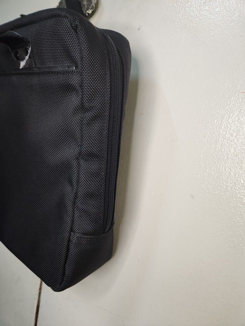 Samsonite laptop briefcase (Category: Briefcases) located in Taguig. Submitted by starbucksph (Listing ID 1362138949, Image 2). Description: authentic Samsonite, lightweight unused briefcase no flaws fits up tp 15in laptop.