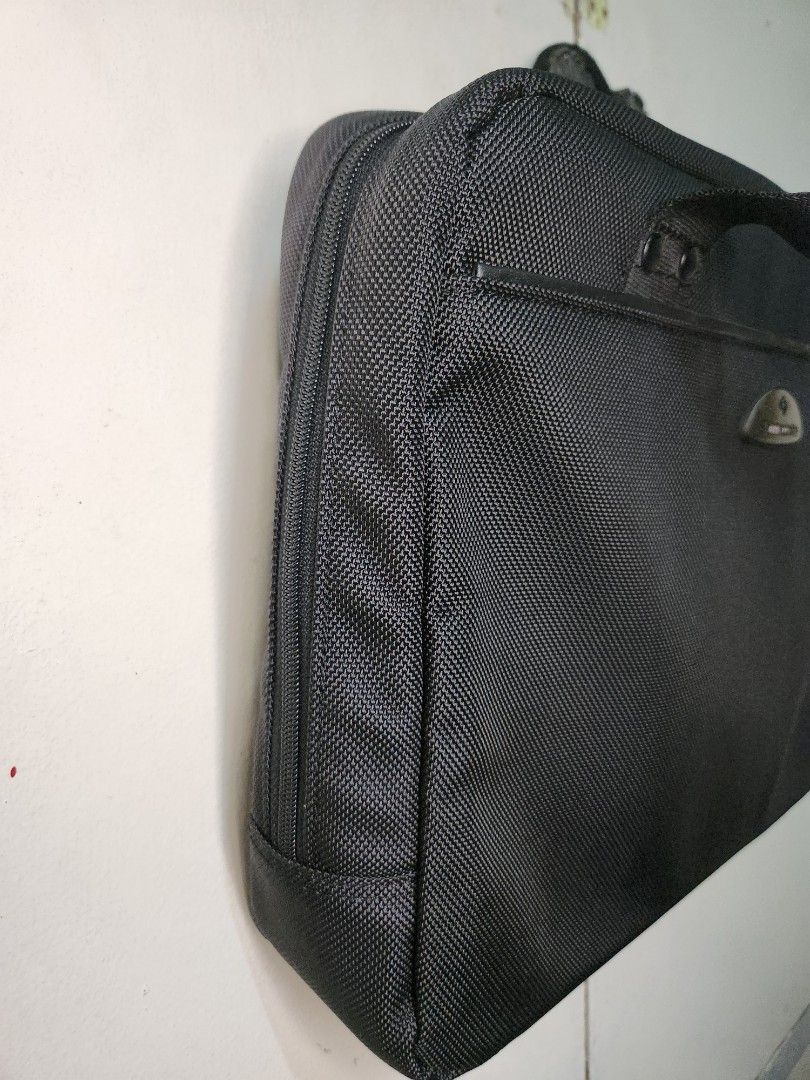Samsonite laptop briefcase (Category: Briefcases) located in Taguig. Submitted by starbucksph (Listing ID 1362138949, Image 3). Description: authentic Samsonite, lightweight unused briefcase no flaws fits up tp 15in laptop.