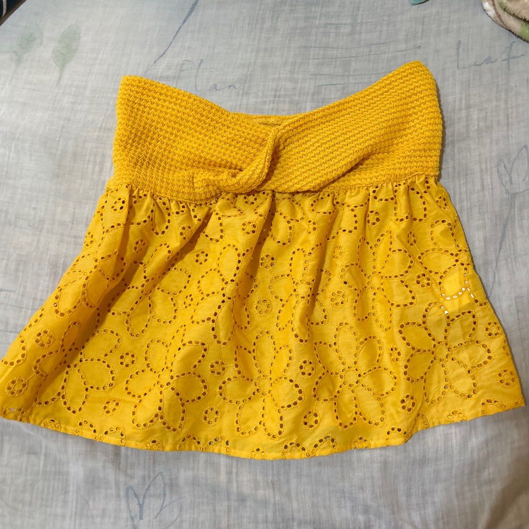 Shein Twist Front Tube Top (Category: Sleeveless) located in Las Pinas. Submitted by carleanette (Listing ID 1362126554, Image 1). Description: [Personal Pre-Loved / Used only once] Shein Twist Front Tube Top Color: Yellow Size: Medium.