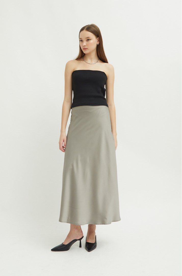 Shopatvelvet Gia Skirt Silver (Kategori: Gaun & Rok) berada di Jakarta Selatan. Dikirim oleh mgaragesale (ID iklan 1362268993, Gambar 1). Deskripsi: Harga beli 200 rb Masih baru bgt belum dipakai, dijual karna kekecilan. Pinggang karet tanpa sleting Material: Silky Sateen Maxi cloak skirt, fully lined S/M: Waist: 64 up to 86 cm | Hips:88 cm | Length: 89 cm.