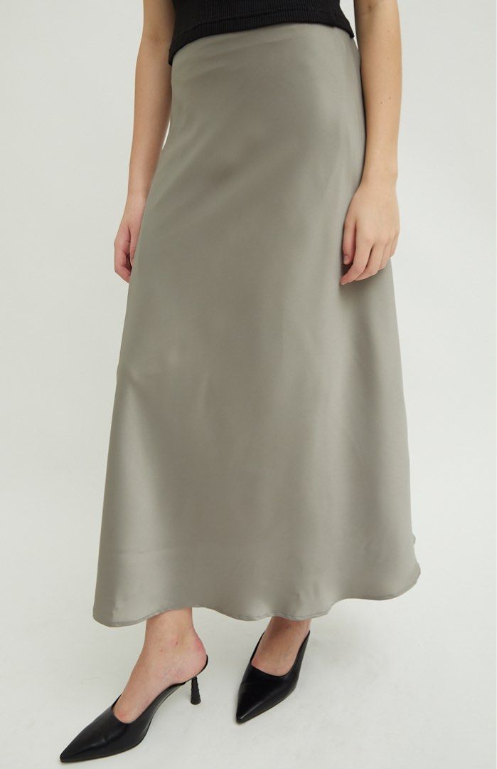 Shopatvelvet Gia Skirt Silver (Kategori: Gaun & Rok) berada di Jakarta Selatan. Dikirim oleh mgaragesale (ID iklan 1362268993, Gambar 3). Deskripsi: Harga beli 200 rb Masih baru bgt belum dipakai, dijual karna kekecilan. Pinggang karet tanpa sleting Material: Silky Sateen Maxi cloak skirt, fully lined S/M: Waist: 64 up to 86 cm | Hips:88 cm | Length: 89 cm.