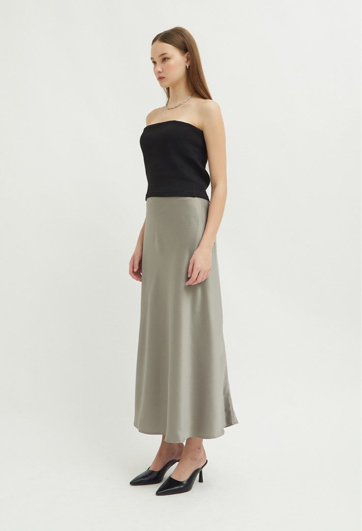 Shopatvelvet Gia Skirt Silver (Kategori: Gaun & Rok) berada di Jakarta Selatan. Dikirim oleh mgaragesale (ID iklan 1362268993, Gambar 2). Deskripsi: Harga beli 200 rb Masih baru bgt belum dipakai, dijual karna kekecilan. Pinggang karet tanpa sleting Material: Silky Sateen Maxi cloak skirt, fully lined S/M: Waist: 64 up to 86 cm | Hips:88 cm | Length: 89 cm.