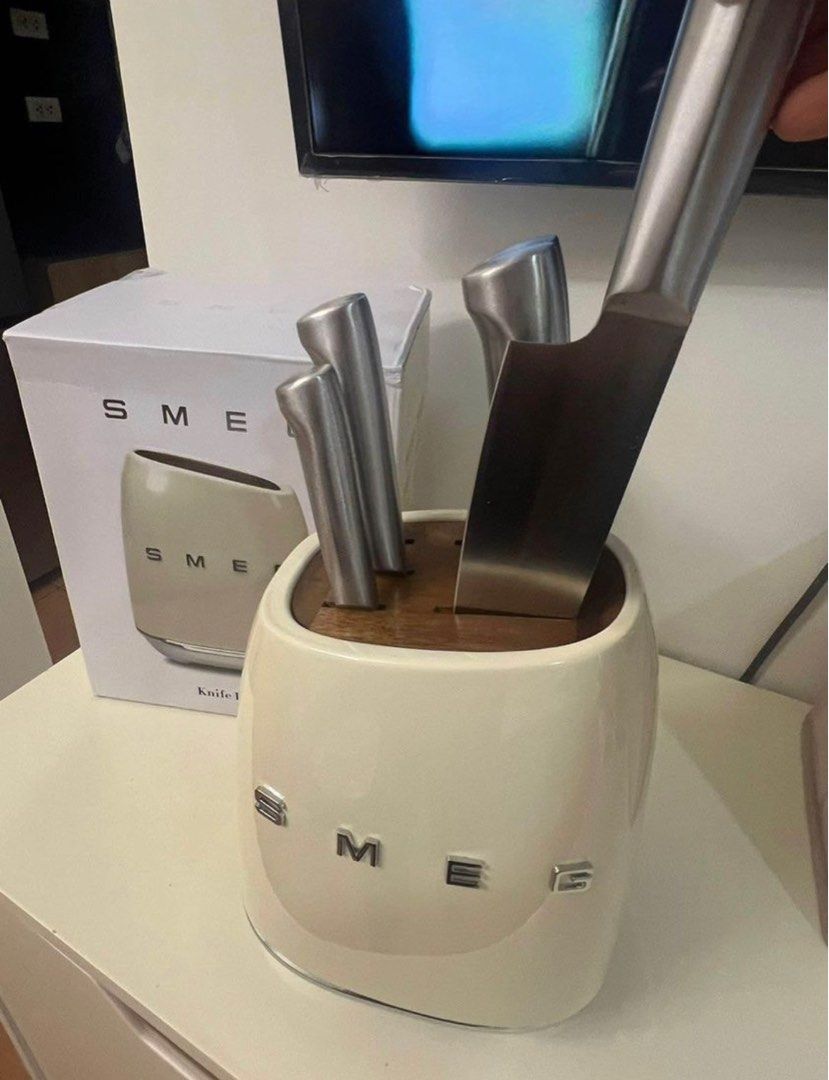 Smeg knife sets (Category: Knives & Chopping Boards) located in Manila. Submitted by emiliofper07230 (Listing ID 1362178544, Image 1). Description: Brand new Smeg knife set Gcash or bank payment Location: Parañaque .
