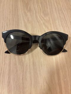 (Category: ) located in . Submitted by clearing.closet (Listing ID 1362271164, Image 1). Description: .