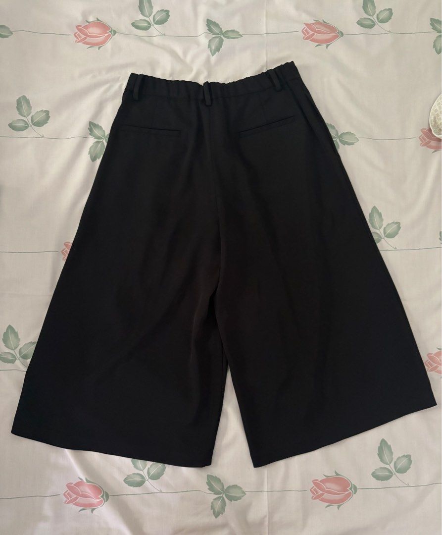 Uniqlo Black Gaucho Pants (Category: Other Bottoms) located in Cainta. Submitted by patdr. (Listing ID 1362209976, Image 2). Description: - Below the knee length - Has garter waistband - Flowy pants - Light and breezy which is perfect for summer - Has signs of usage .
