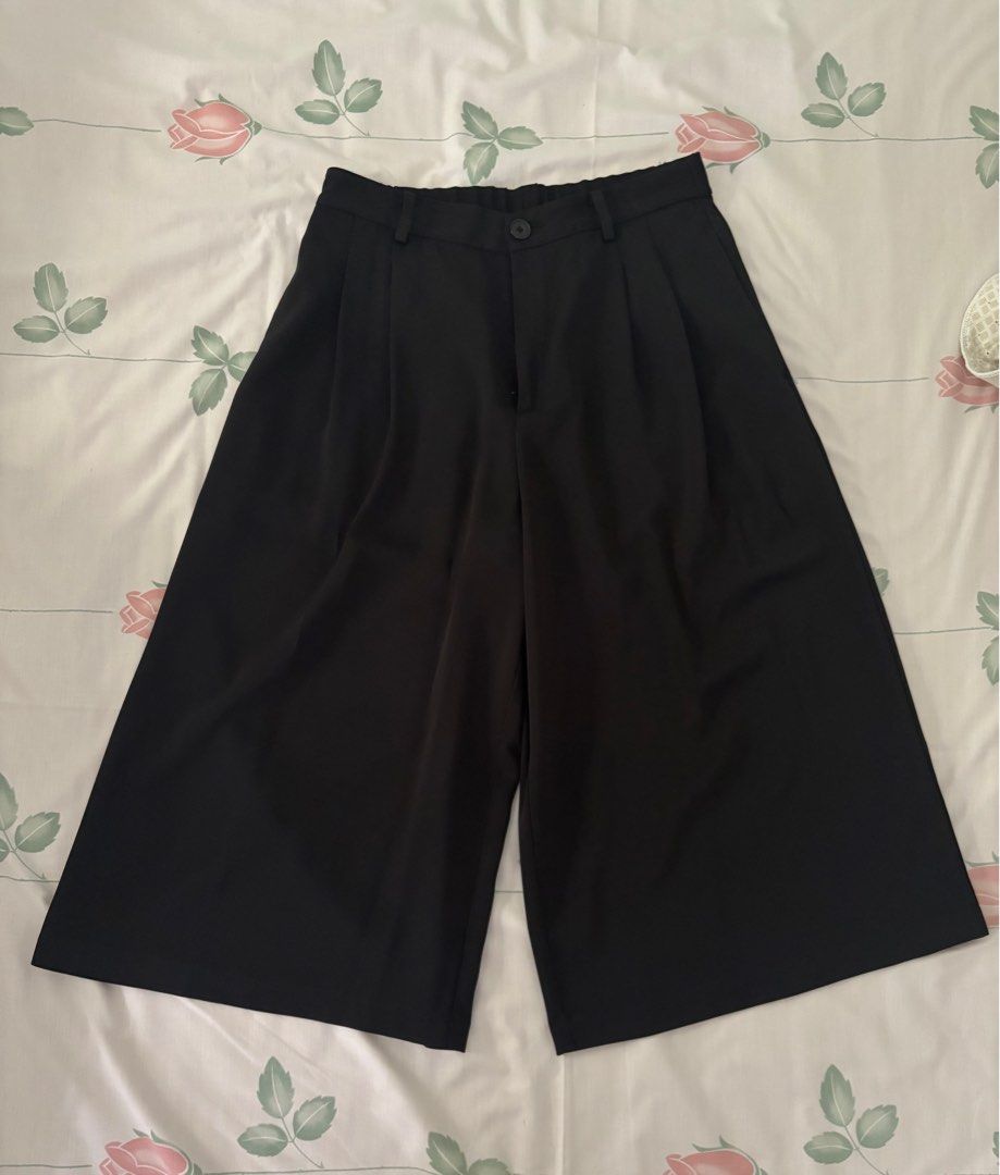 Uniqlo Black Gaucho Pants (Category: Other Bottoms) located in Cainta. Submitted by patdr. (Listing ID 1362209976, Image 1). Description: - Below the knee length - Has garter waistband - Flowy pants - Light and breezy which is perfect for summer - Has signs of usage .