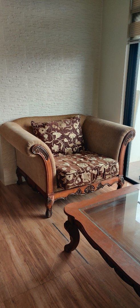Vintage Classic Living Room Sofa Set (Category: Sofas) located in Pasig City. Submitted by dmnc_mnsrt (Listing ID 1362178219, Image 2). Description: 1 x 3-seater and 2 x 1-seater RFS: Decluttering.