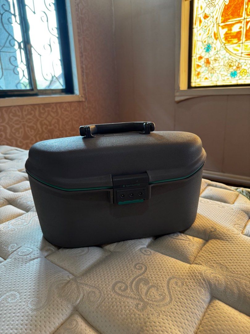 Vintage Vanity Kit (Category: Luxury Bags & Wallets) located in Quezon City. Submitted by declutterwithcc (Listing ID 1362151352, Image 1). Description: .
